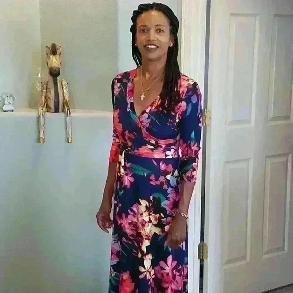 ✨Like New✨ Venus Floral Print Belted Maxi Dress, Size XS - Picture 8 of 8